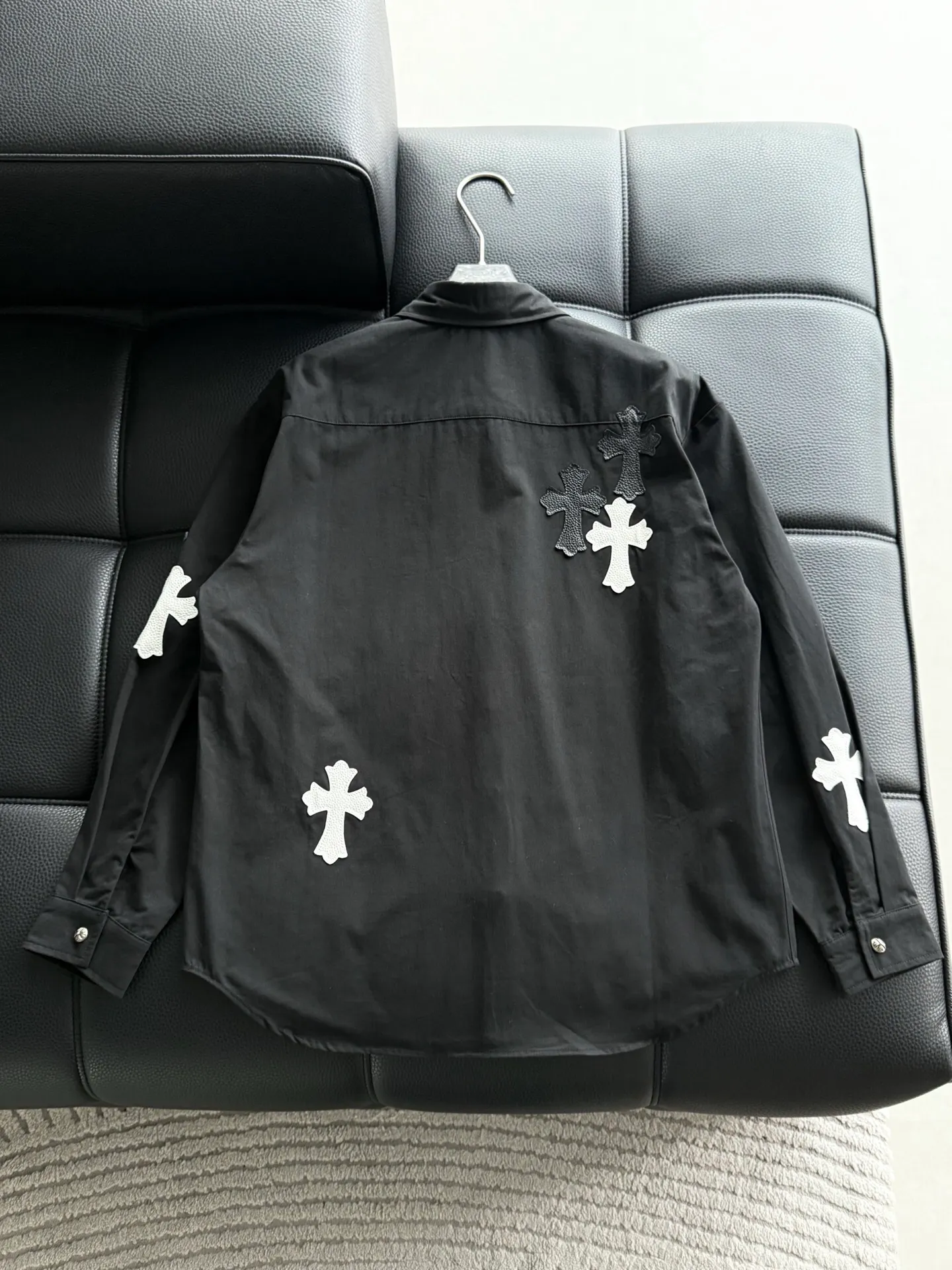 P510 Chrome Hearts leather cross leather embroidery shirt jacket! OS version can be worn by both men and women! The fabric is made of twill gauze cotton fabric! The texture is clear and smooth, not easy to wrinkle or fade! The embroidery process is complex and repetitive, and the requirements for the embroidery machine are very strict. The distance is always 45 centimeters! It won’t work if the spacing is too big, and it won’t work if it’s too small! The hardware is all carved and cast. This piece of clothing consumes a lot of material. More than 3 meters of material is used for one piece of clothing! After the garment is made, it needs to be fixed at high temperature, washed at a water temperature of more than 70 degrees, and softened by adding softener to make the upper body softer and smoother!   Color: black white Size: m-3xl Style number: 5879➕3731